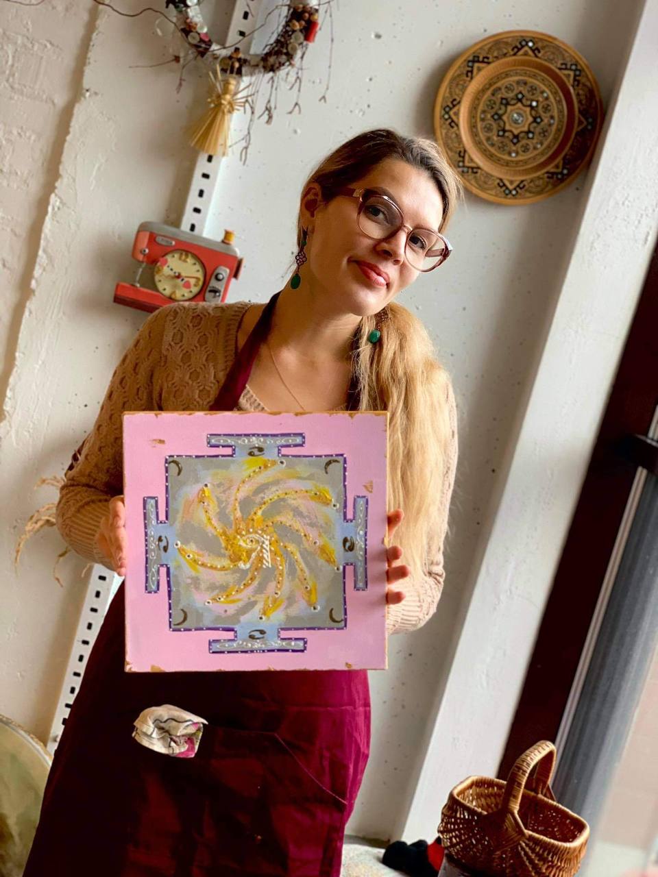 Natalia présentant une création artistique